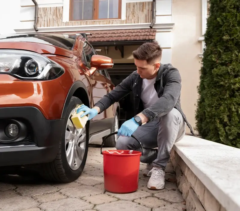 Lavage auto à domicile Saint-Vallier-de-Thiey : professionnel intervenant sur un véhicule